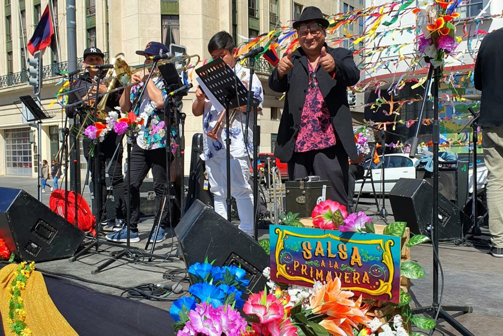 Salsa a la Primavera: Música, baile<br>y alegría en Plaza Sotomayor